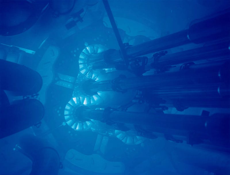 Cherenkov radiation illustration in nuclear reactors