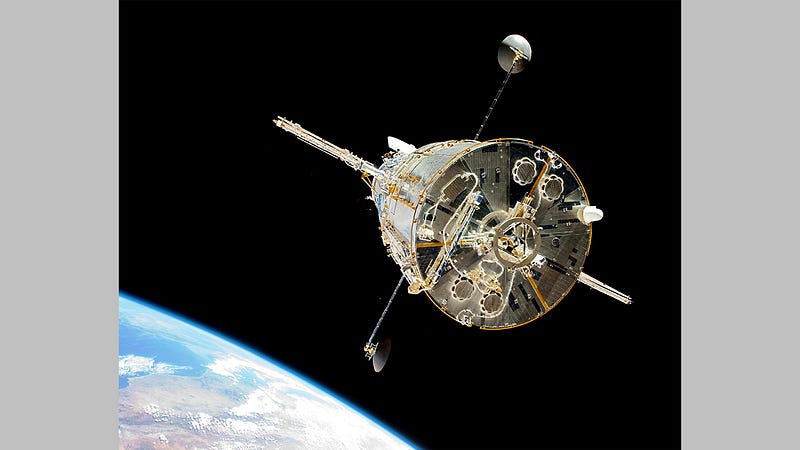 Hubble Space Telescope with soft capture mechanism